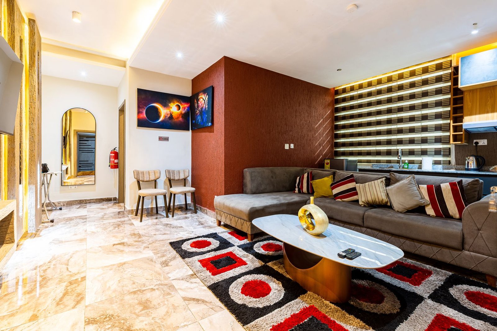 One Bedroom Suite with Kitchen & Lounge